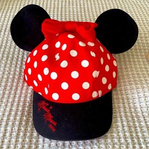 Minnie Mouse hat Mickey ears
